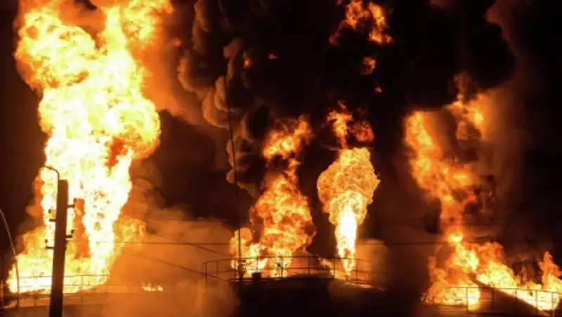 Шестой день спасатели не могут погасить пожар на нефтебазе под Киевом