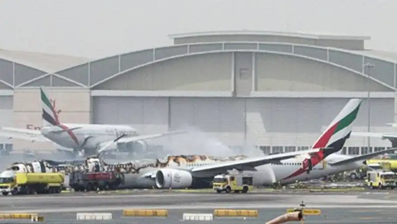 Пассажиры загоревшегося самолета в Дубаи перед эвакуацией забирали багаж