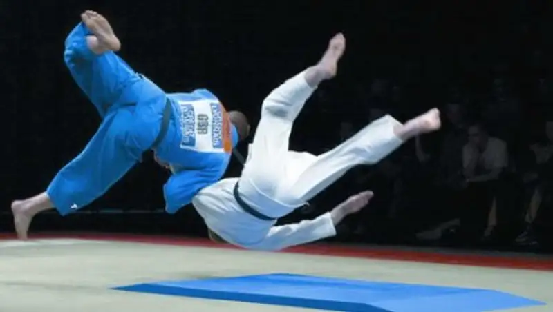 Семейчанин привёз в Казахстан из ОАЭ золотую медаль по бразильскому джиу-джитсу