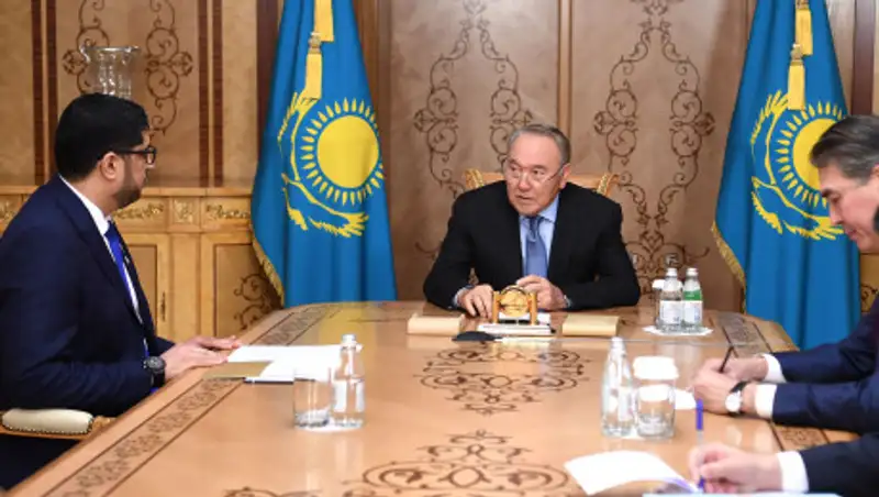 "Ковер мира" вручил посол ОАЭ Назарбаеву