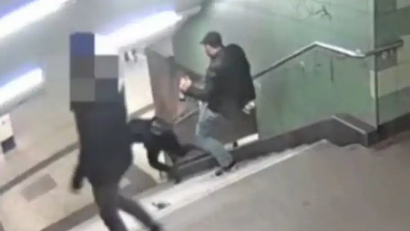 Арестован пнувший женщину в берлинском метро выходец из Болгарии