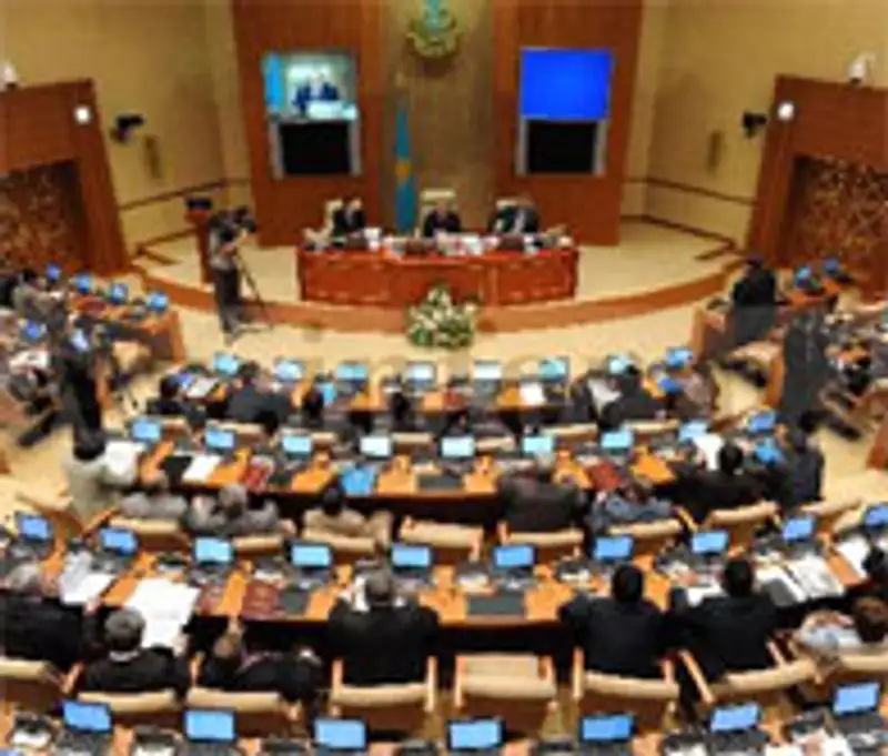 Половина мажилиса предлагает президенту Назарбаеву распустить парламент, фото - Новости Zakon.kz от 10.11.2011 19:46