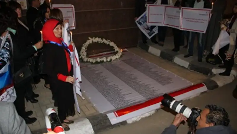 Свечи в память о жертвах крушения А321 зажгли у посольства РФ в Каире