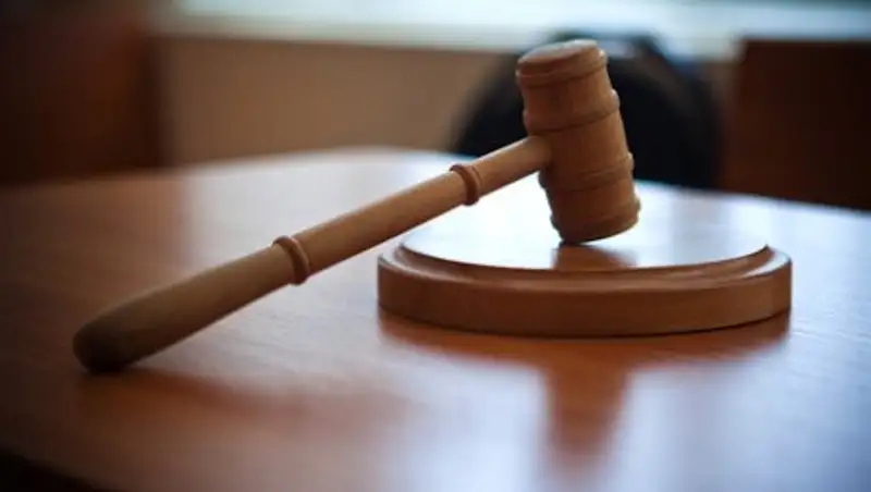 В Алматы полицейских осудили за мошенничество