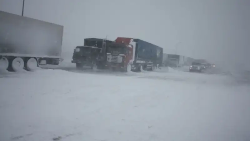 Спасатели Карагандинской области эвакуировали из снежных заносов  людей и сотни машин