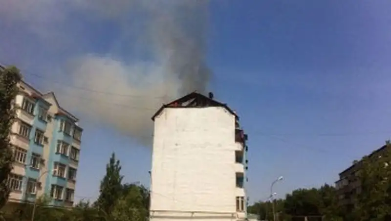 В Алматы жильцов пострадавшего в пожаре дома разместили в здании школы