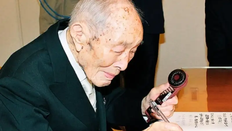 Старейшему мужчине на Земле - долгожителю японцу Сакари Момои исполнилось 112 лет