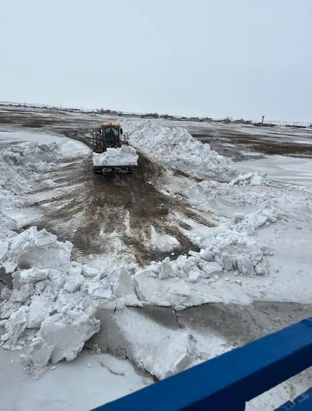 работы по вывозу снега и расчистке в Карагандинской области, фото - Новости Zakon.kz от 23.03.2023 13:30