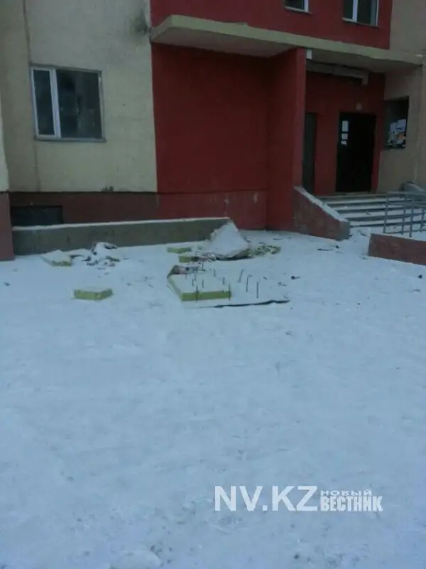 В Караганде с новостройки на Юго-Востоке обрушилась обшивка (Фото), фото - Новости Zakon.kz от 16.12.2013 01:47