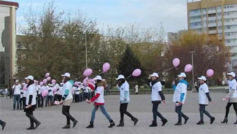 Врачи-онкологи и студенты-медики провели флэшмоб в Семее