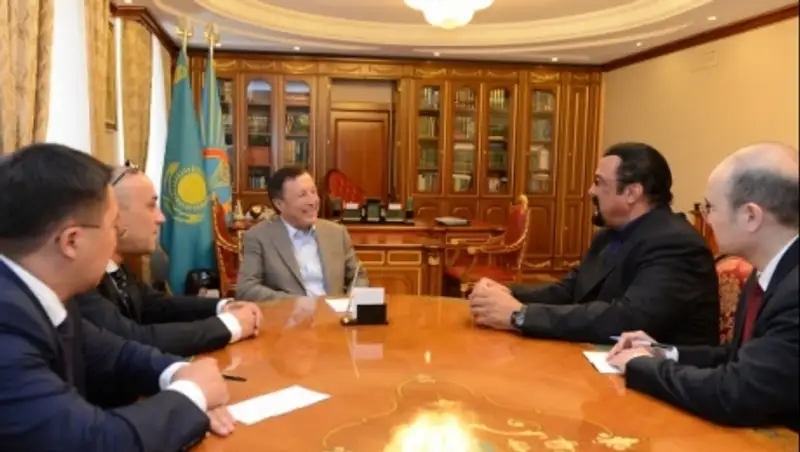 Столичный аким встретился с звездой Голливуда Стивеном Сигалом