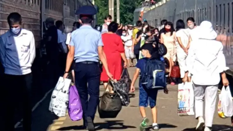 В последнее время удивляют и радуют - алматинка выразила благодарность полицейскому