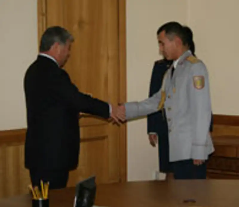 Патрульного полицейского, спасшего сброшенного с крыши мальчика, наградили медалью, фото - Новости Zakon.kz от 14.12.2011 17:30