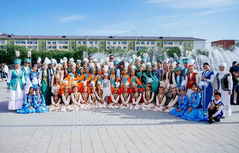 Свыше тысячи человек-участников собрал парад национальных костюмов в Атырау, фото - Новости Zakon.kz от 02.06.2023 15:26