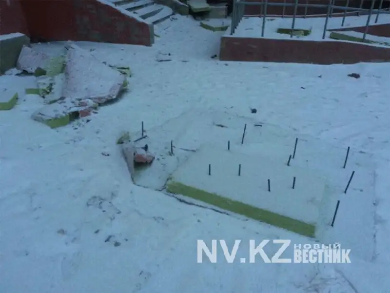 В Караганде с новостройки на Юго-Востоке обрушилась обшивка (Фото), фото - Новости Zakon.kz от 16.12.2013 01:47