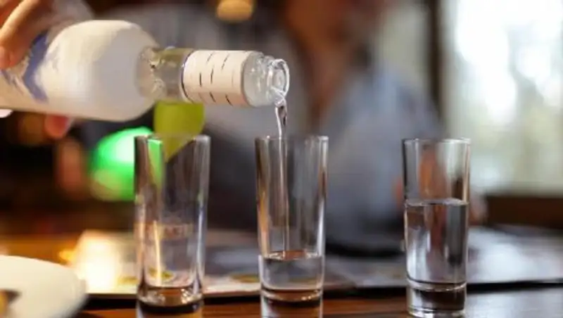 За пьянку на работе уволят костанайского чиновника