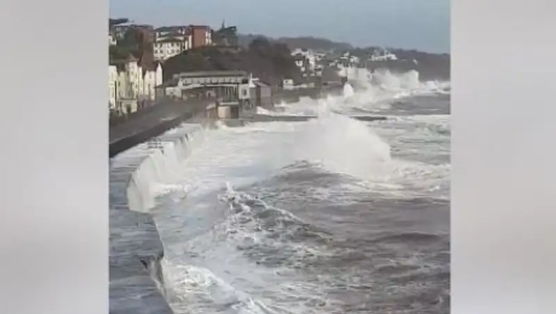 В Англии мужчина решил поплавать в море во время сильного шторма