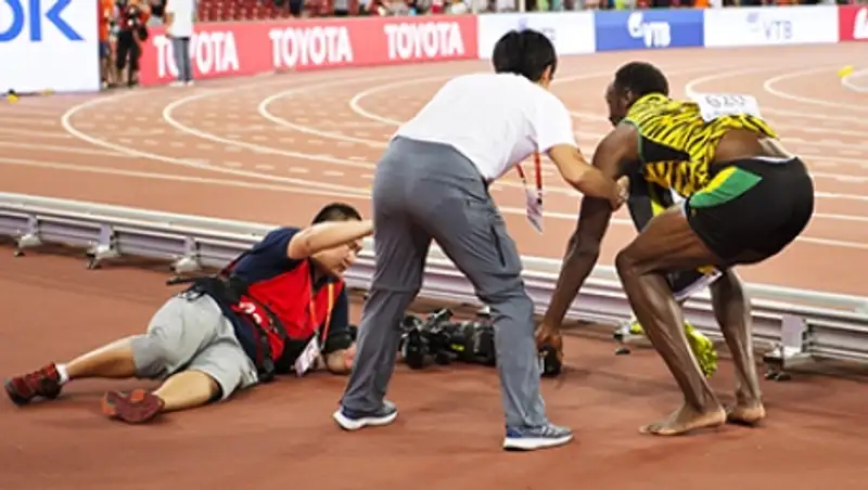 Олимпийский чемпион Усэйн Болт помирился со сбившим его телеоператором