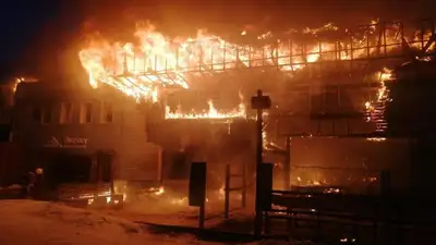 Пожар в Шымбулаке: горел рестобар, фото - Новости Zakon.kz от 29.01.2023 09:48