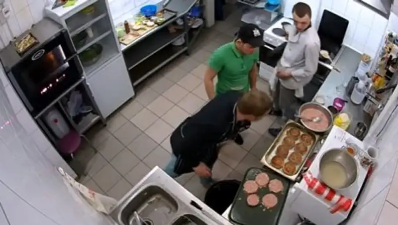 В Павлодаре повар, поливающий котлеты водой изо рта, попал на камеру видеонаблюдения