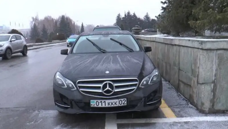 Территорию около акимата Алматы "зачистили" от припаркованных с нарушением автомобилей 