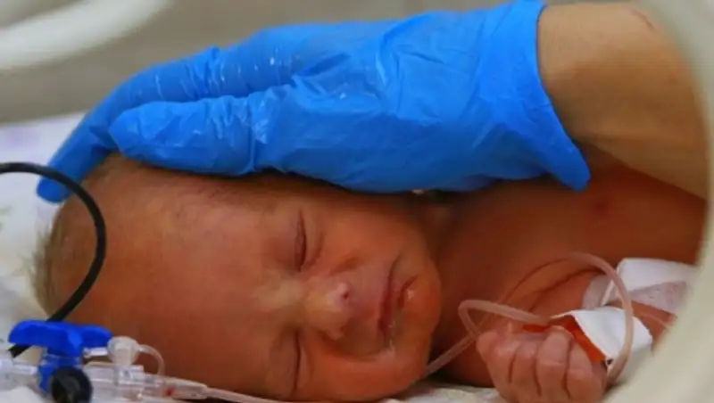 В Новосибирске водитель троллейбуса с пассажиром приняли роды в общественном транспорте  