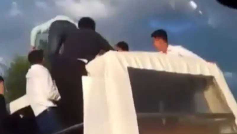 Парень прокатился на крыше Hummer под овации друзей