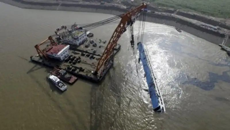 Число жертв крушения круизного судна в Китае увеличилось до 431