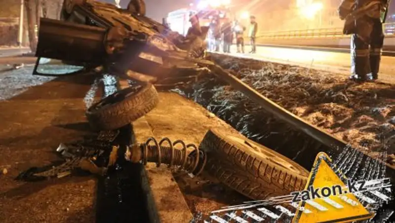 В Алматы Skoda перевернулась из-за выбежавшего на дорогу пешехода