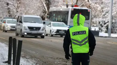 Полиция Алматы обратилась к водителям из-за снегопада