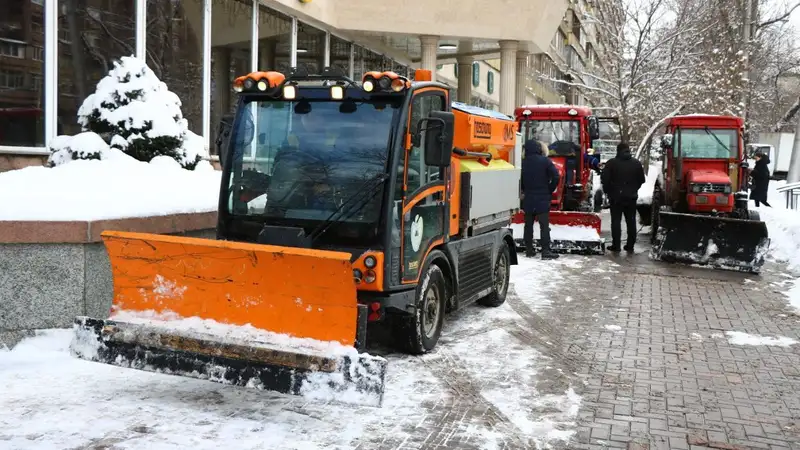 Справляются ли коммунальщики с уборкой снега в Алматы – фоторепортаж