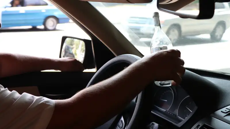 В Семее лишенный прав водитель сел пьяным за руль и совершил ДТП