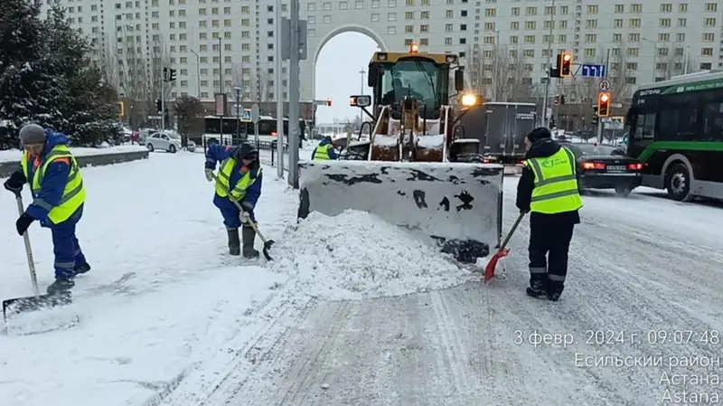 2,5 тысячи рабочих вышли на уборку снега в Астане , фото - Новости Zakon.kz от 03.02.2024 12:39