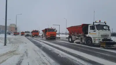 2,5 тысячи рабочих вышли на уборку снега в Астане , фото - Новости Zakon.kz от 03.02.2024 12:39