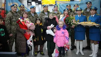 Ангелину Лукас торжественно встретили в аэропорту Алматы, фото - Новости Zakon.kz от 03.02.2024 15:05