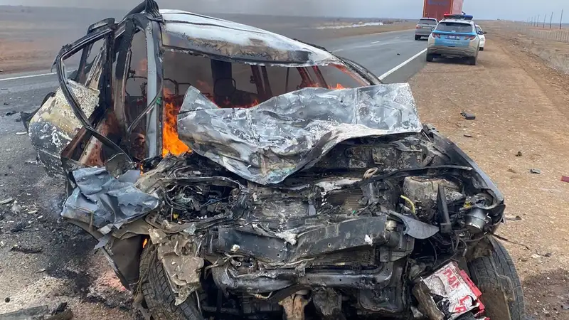 Жуткая авария на трассе в Атырауской области: два человека погибли в горящем авто