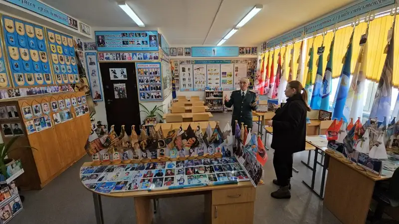 Учитель НВП переделал школьный кабинет в Музей героев Казахстана