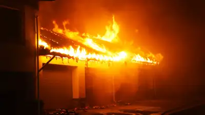 ДЧС опубликовал видео крупного пожара в Семее