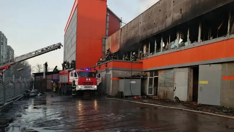Подробности крупного пожара в торговом доме Семея раскрыли спасатели