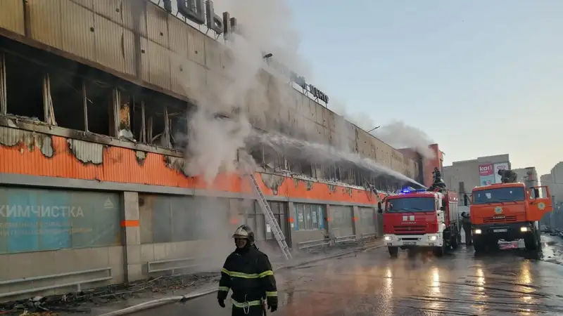 Подробности крупного пожара в торговом доме Семея раскрыли спасатели