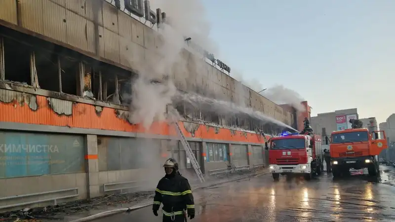 Подробности крупного пожара в торговом доме Семея раскрыли спасатели, фото - Новости Zakon.kz от 06.02.2024 11:53