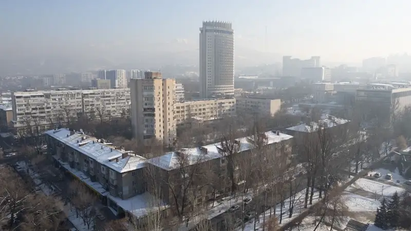 Снежная королева: гостиница "Казахстан" в зимнюю ночь покорила алматинцев