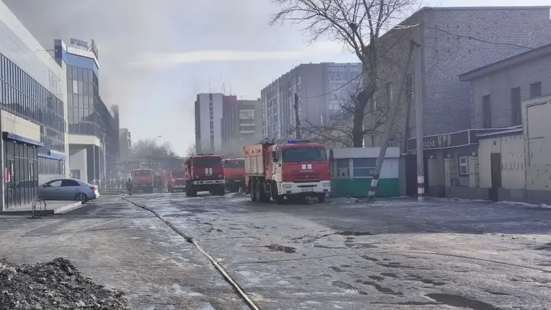 Пожар в торговом доме Семея, крупный пожар в Семее, полиция, ДЧС, фото - Новости Zakon.kz от 07.02.2024 01:21