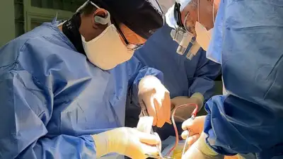 От 10-летних мучительных болей в позвоночнике избавили алматинку алматинские нейрохирурги