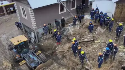 Буквально перевернуло дом: чем осложняются поиски оставшихся под завалами людей в Алматы