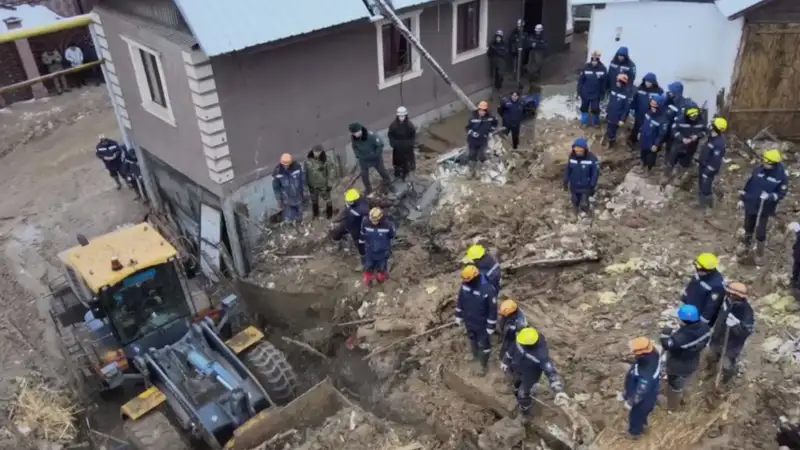 Буквально перевернуло дом: чем осложняются поиски оставшихся под завалами людей в Алматы