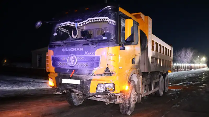 Mercedes искорежило после столкновения с грузовиком на Кульджинке, погибла пассажирка