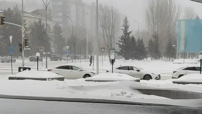 Сколько машин застряли на КПП из-за метелей в Казахстане