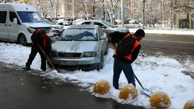 "Я хожу пешочком и все вижу": Досаев ответил на жалобы о плохой уборке снега в Алматы