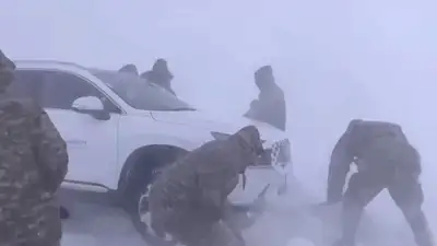 Сквозь снежный шторм: МЧС показало кадры работы спасателей в Актюбинской области